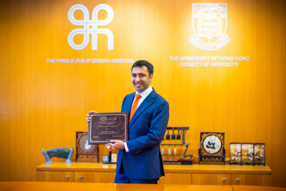 Dr Prasanna Neelakantan, Clinical Assistant Professor in Endodontology, receives IADR Innovation in Oral Care Award